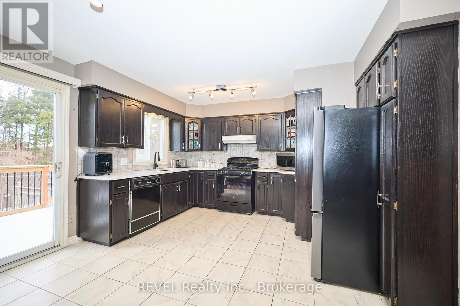 6615 Harper Drive, Niagara Falls (Morrison), ON - Indoor Photo Showing Kitchen