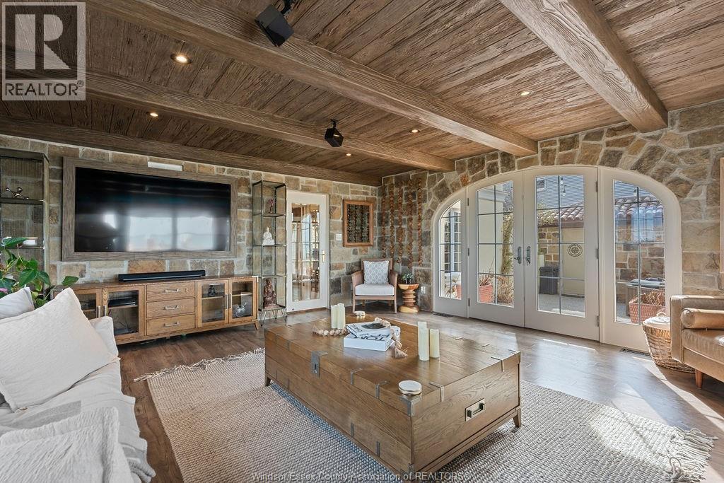 13038 Riverside Drive, Tecumseh, ON - Indoor Photo Showing Living Room