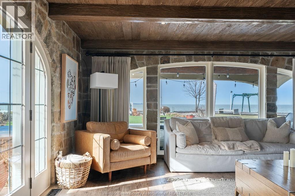 13038 Riverside Drive, Tecumseh, ON - Indoor Photo Showing Living Room