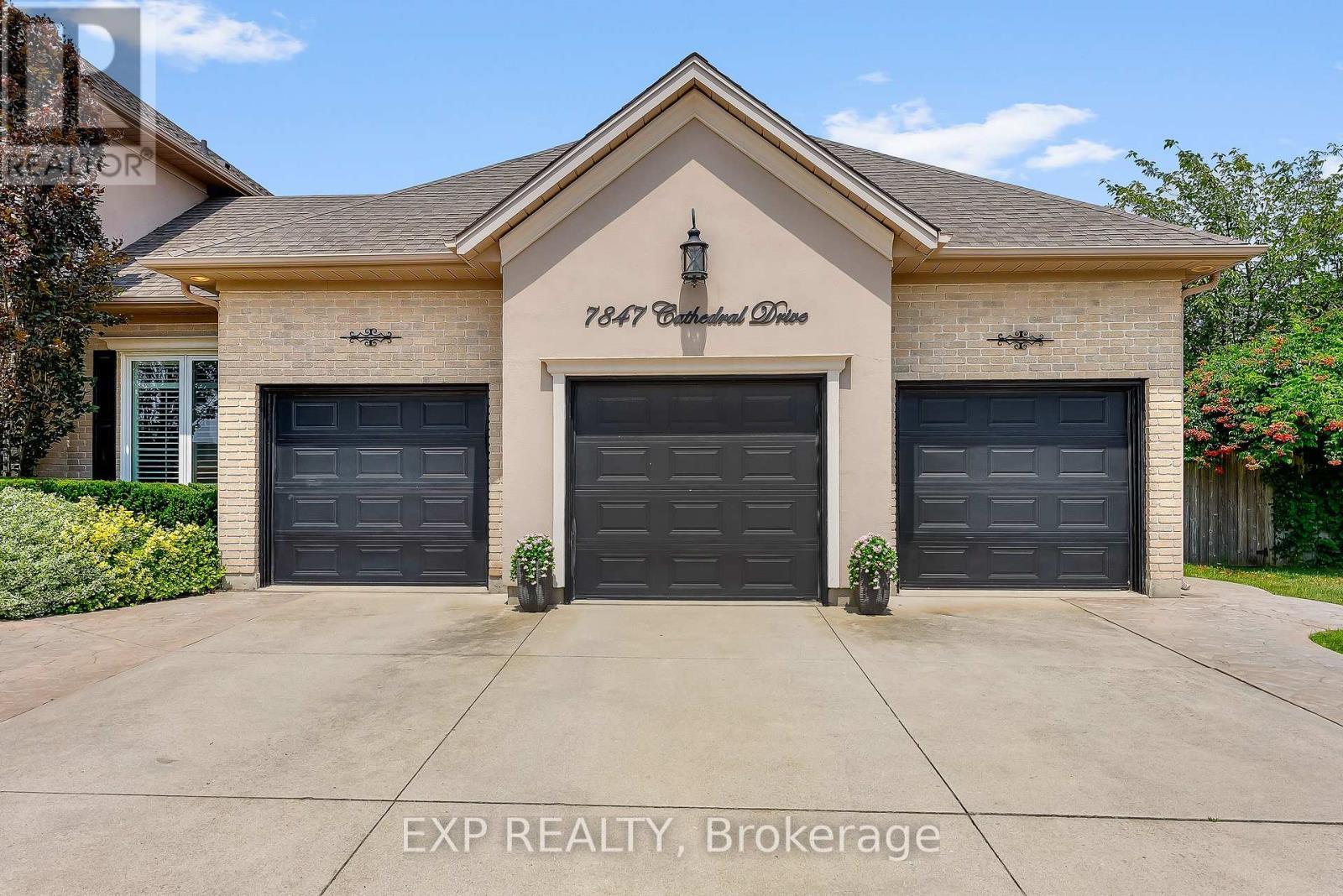 Three car garage and driveway parking for 9 more - 7847 Cathedral Drive, Niagara Falls (Mt. Carmel), ON - Outdoor