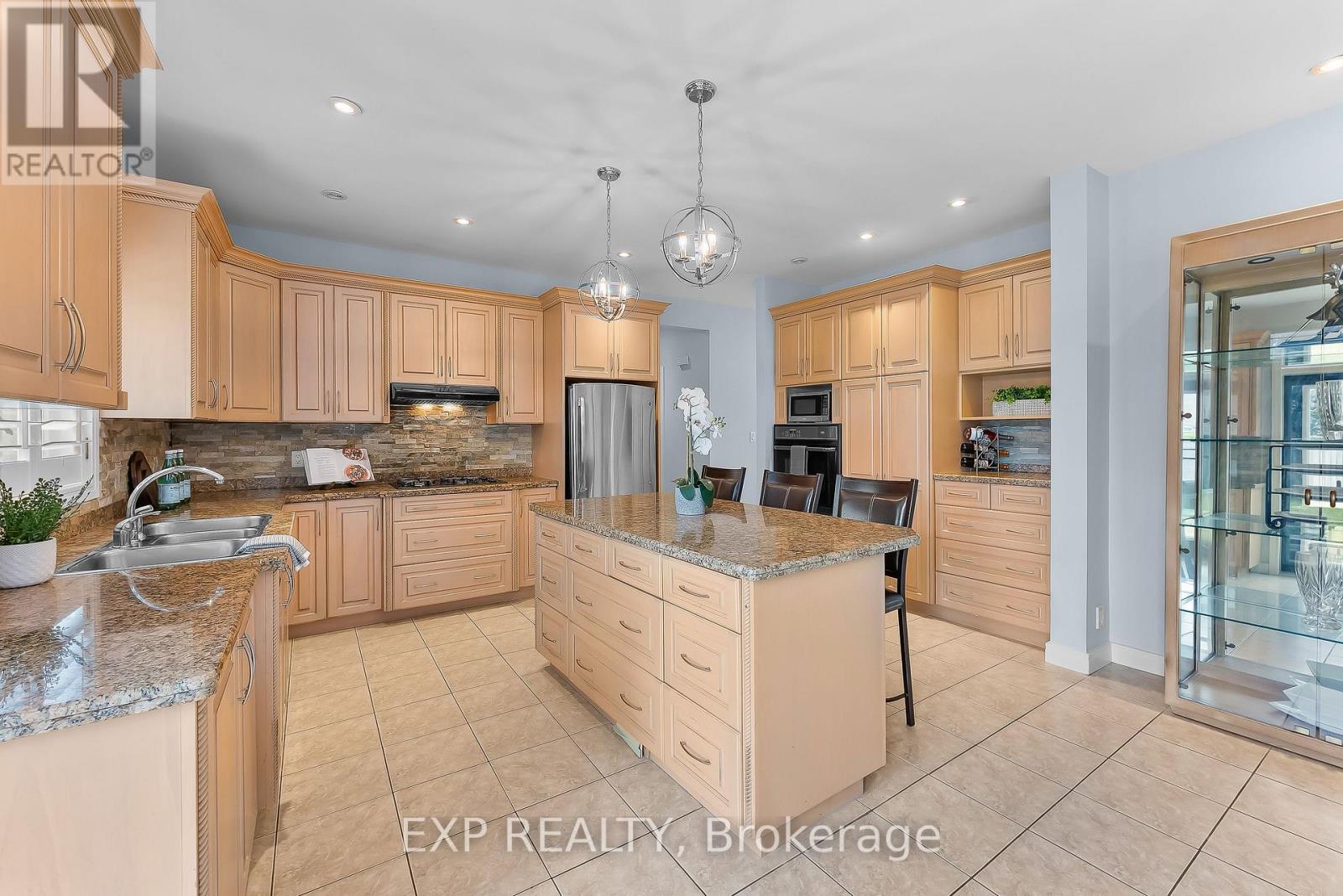 Loads of Cabinet Space - 7847 Cathedral Drive, Niagara Falls (Mt. Carmel), ON - Indoor Photo Showing Kitchen With Double Sink