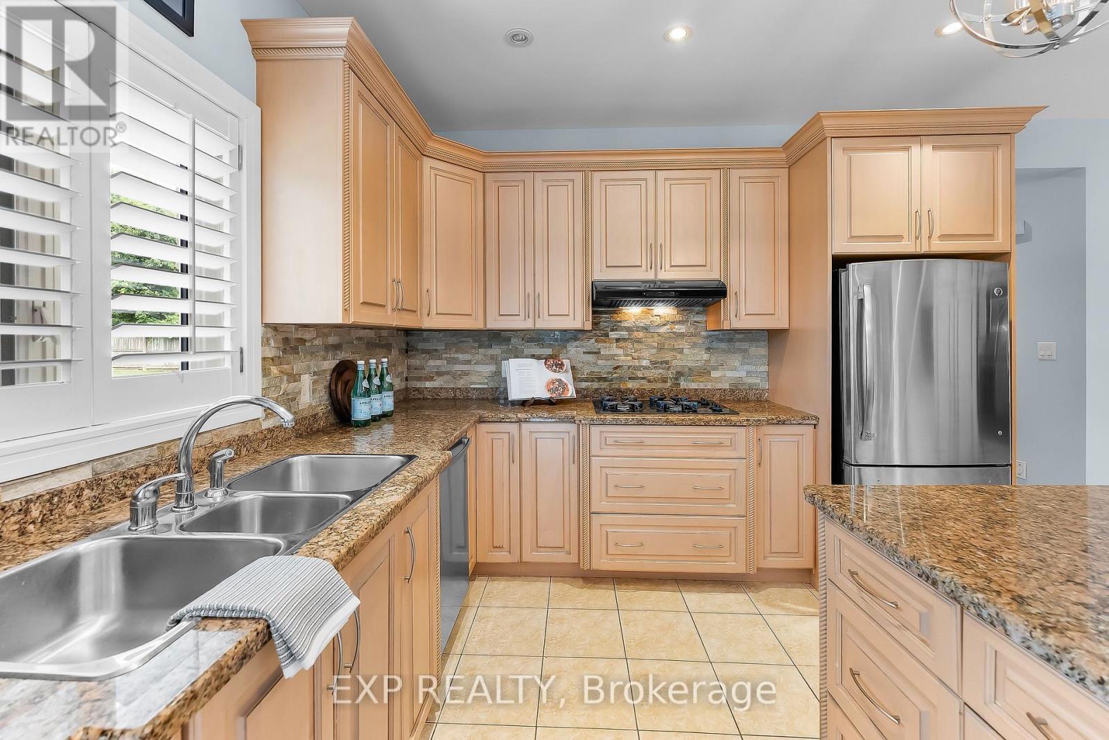 7847 Cathedral Drive, Niagara Falls (Mt. Carmel), ON - Indoor Photo Showing Kitchen With Double Sink