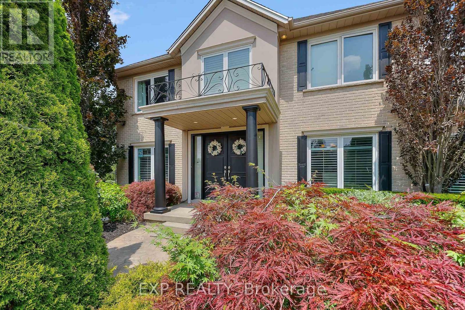 Professionally landscaped entry to the home - 7847 Cathedral Drive, Niagara Falls (Mt. Carmel), ON - Outdoor