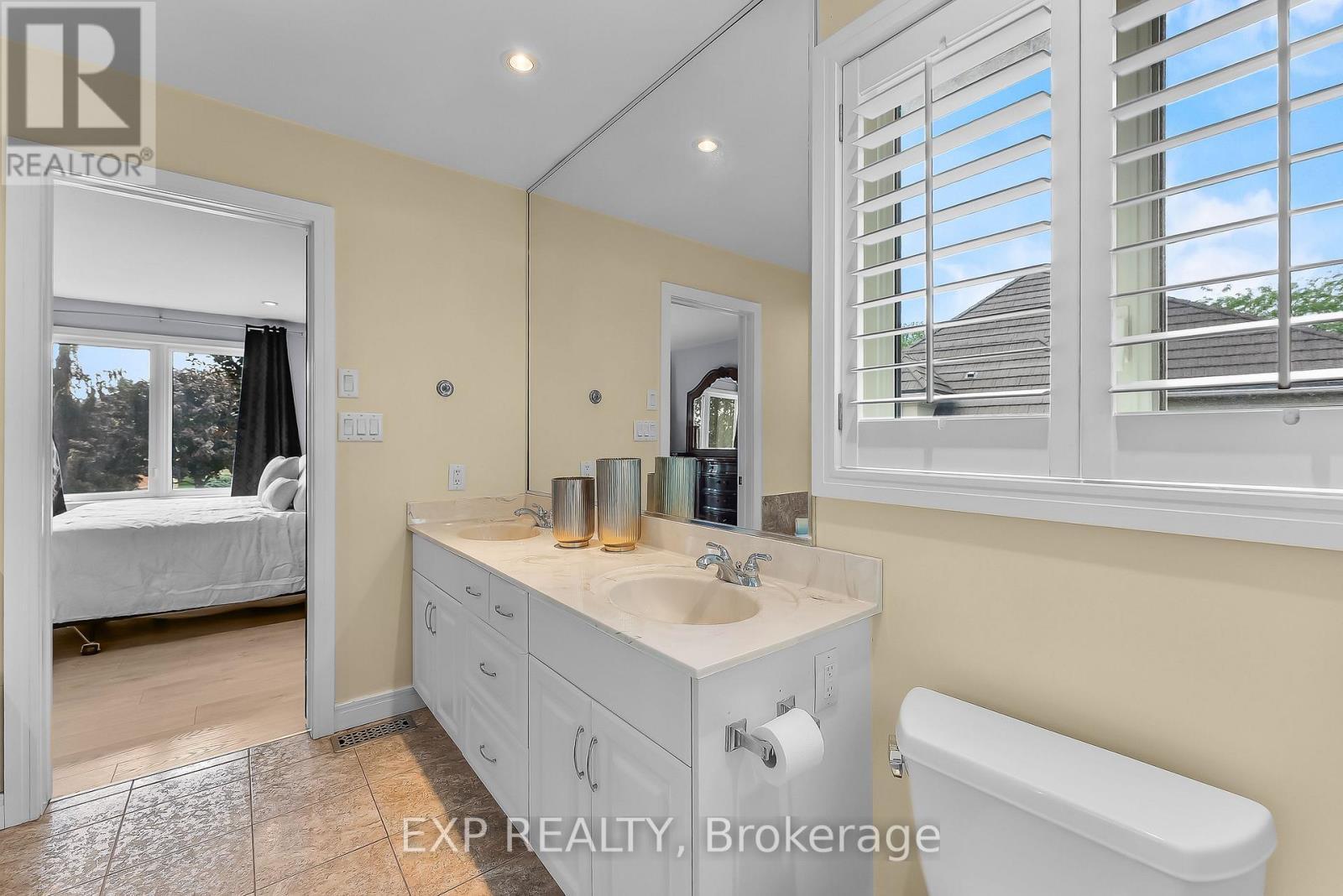 Primary Ensuite-5pc - 7847 Cathedral Drive, Niagara Falls (Mt. Carmel), ON - Indoor Photo Showing Bathroom