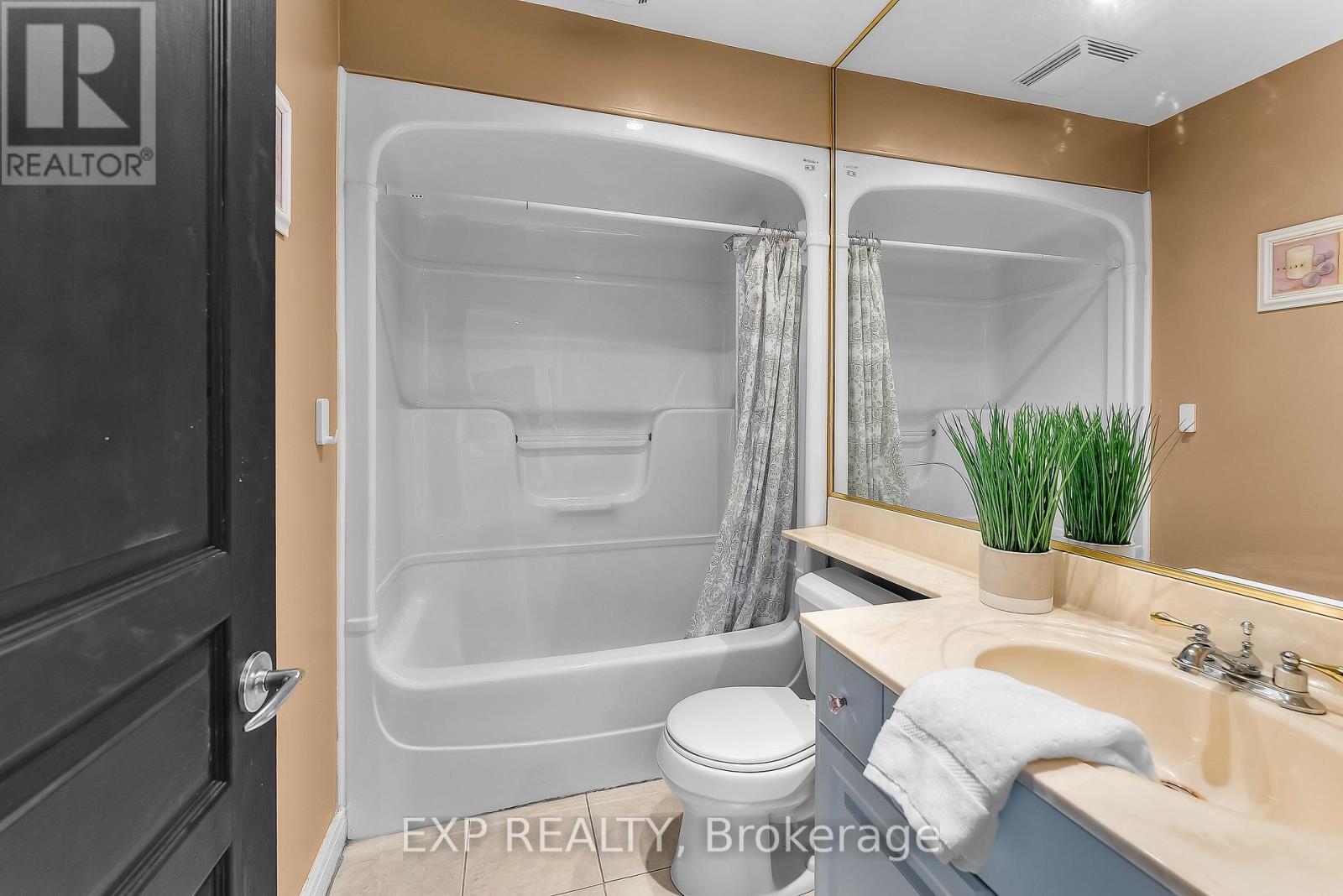 Upstairs Bathroom-4pc - 7847 Cathedral Drive, Niagara Falls (Mt. Carmel), ON - Indoor Photo Showing Bathroom