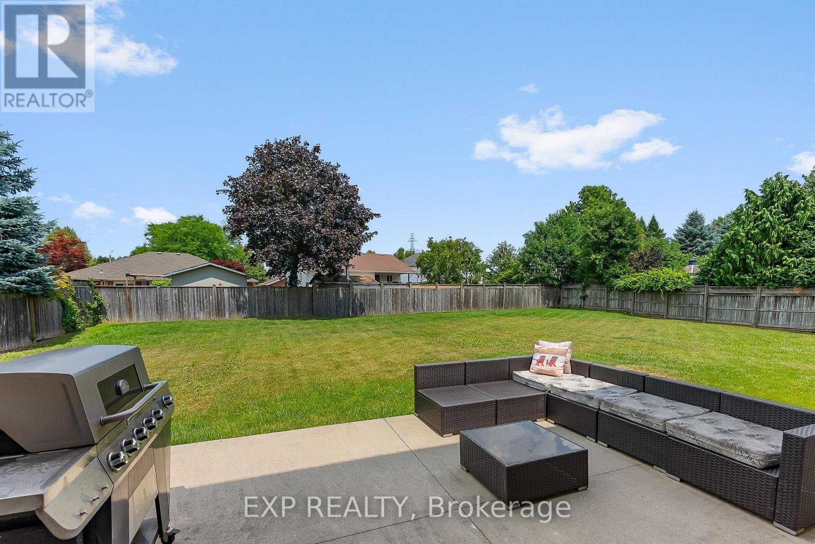 Expansive Backyard - 7847 Cathedral Drive, Niagara Falls (Mt. Carmel), ON - Outdoor With Backyard