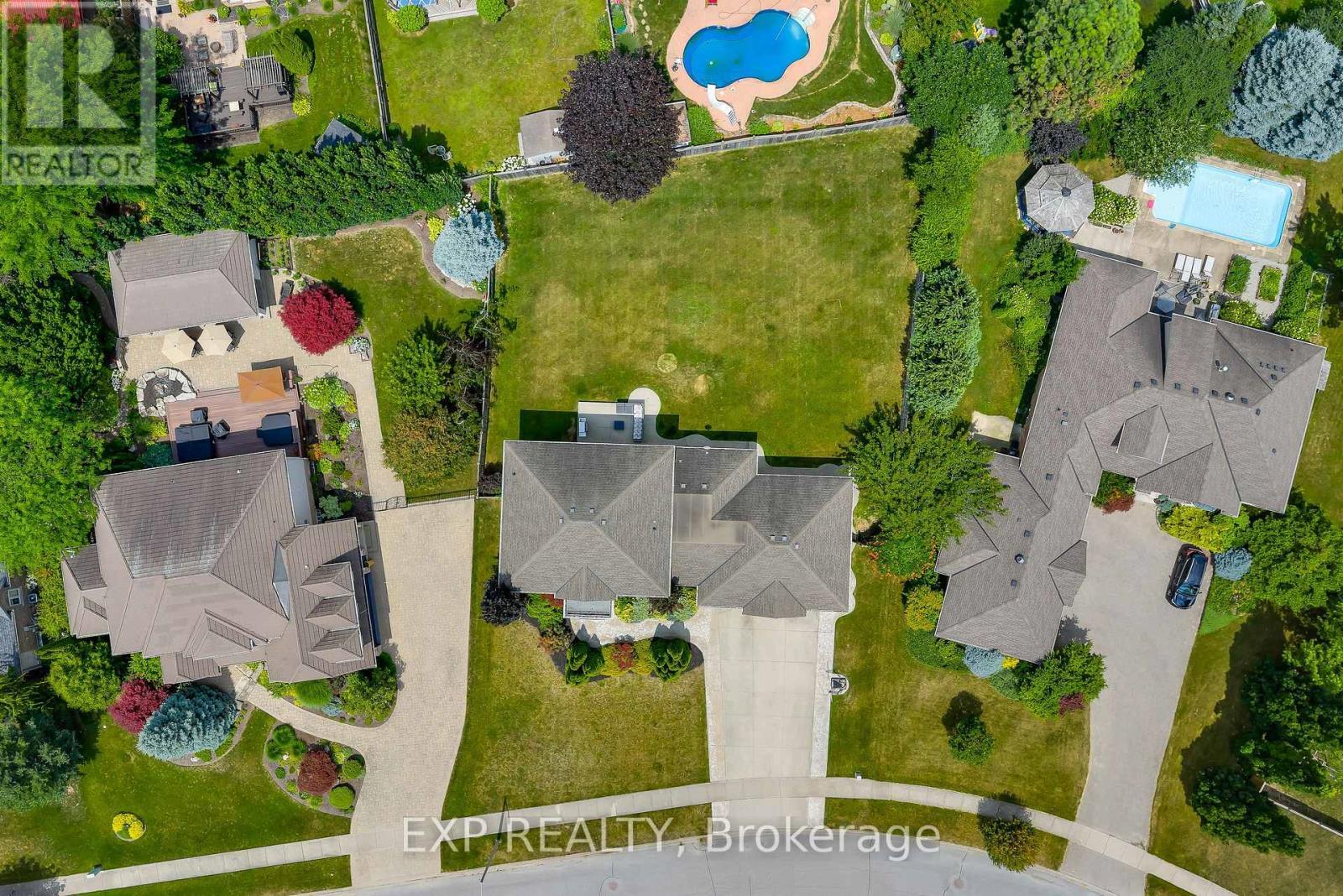 Generous lot measuring approx 98x160 feet - 7847 Cathedral Drive, Niagara Falls (Mt. Carmel), ON - Outdoor With View