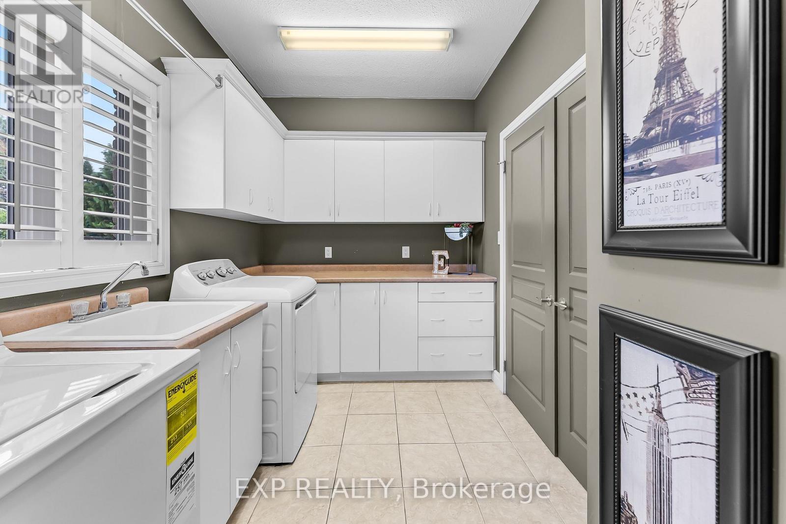 Laundry/Mudroom with Backyard Entry - 7847 Cathedral Drive, Niagara Falls (Mt. Carmel), ON - Indoor Photo Showing Laundry Room