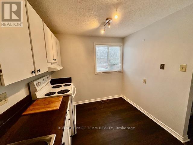 E - 14 Larkshire Lane, Ottawa, ON - Indoor