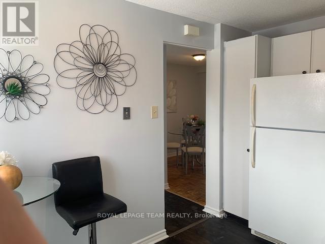 E - 14 Larkshire Lane, Ottawa, ON - Indoor