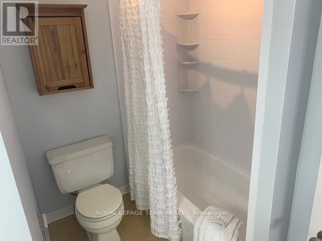 E - 14 Larkshire Lane, Ottawa, ON - Indoor Photo Showing Bathroom
