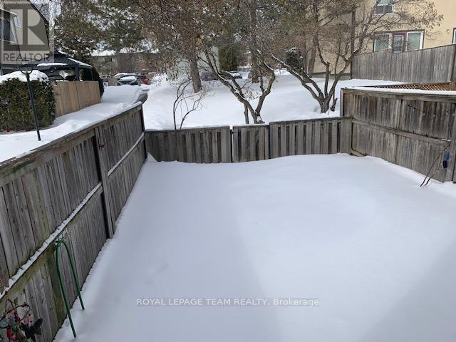 E - 14 Larkshire Lane, Ottawa, ON - Outdoor