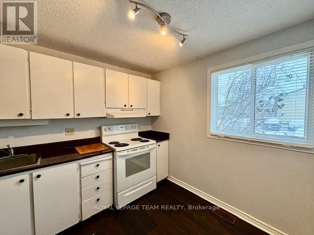E - 14 Larkshire Lane, Ottawa, ON - Indoor Photo Showing Kitchen