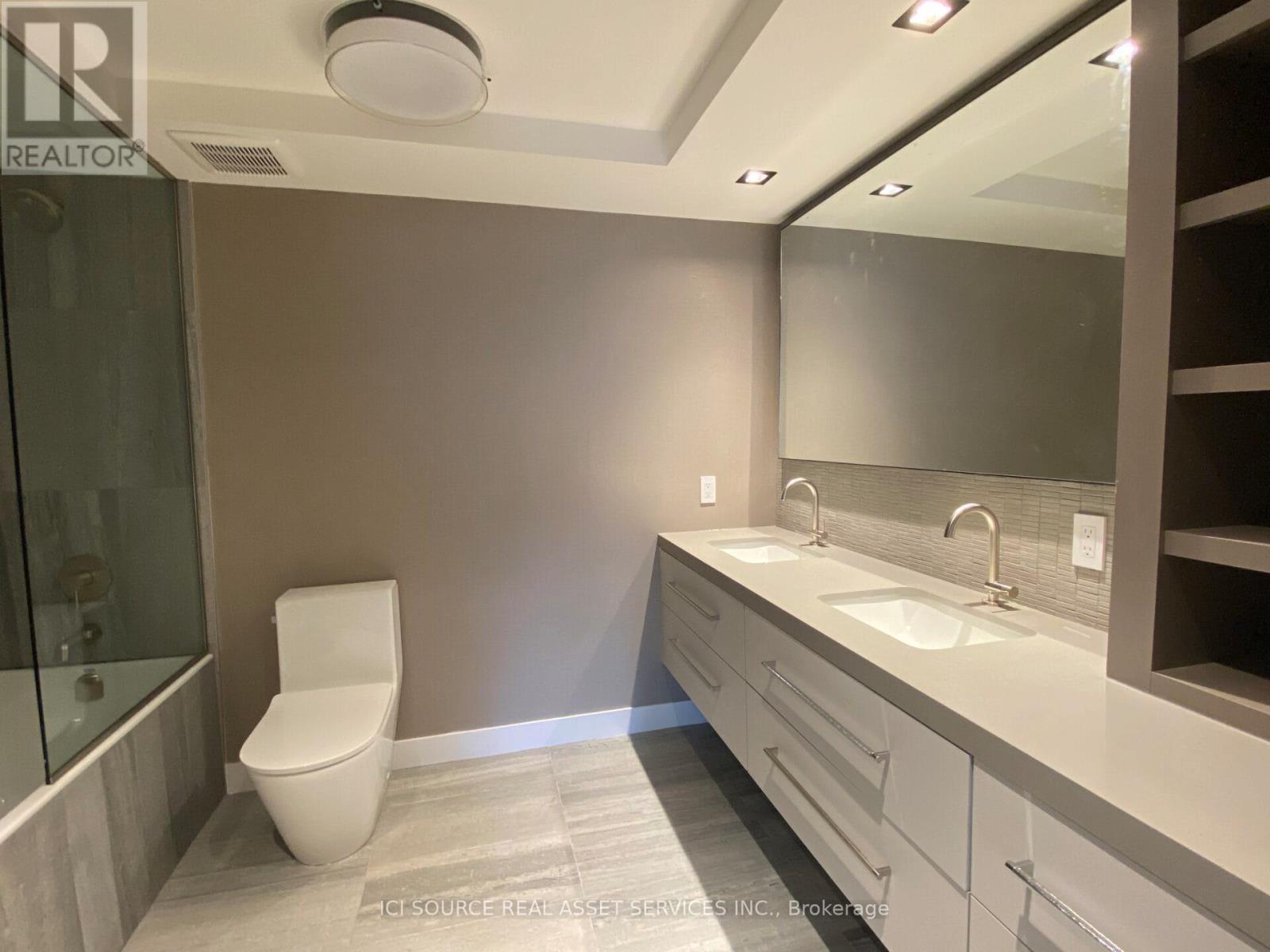 1001 - 62 Wellesley Street W, Toronto, ON - Indoor Photo Showing Bathroom