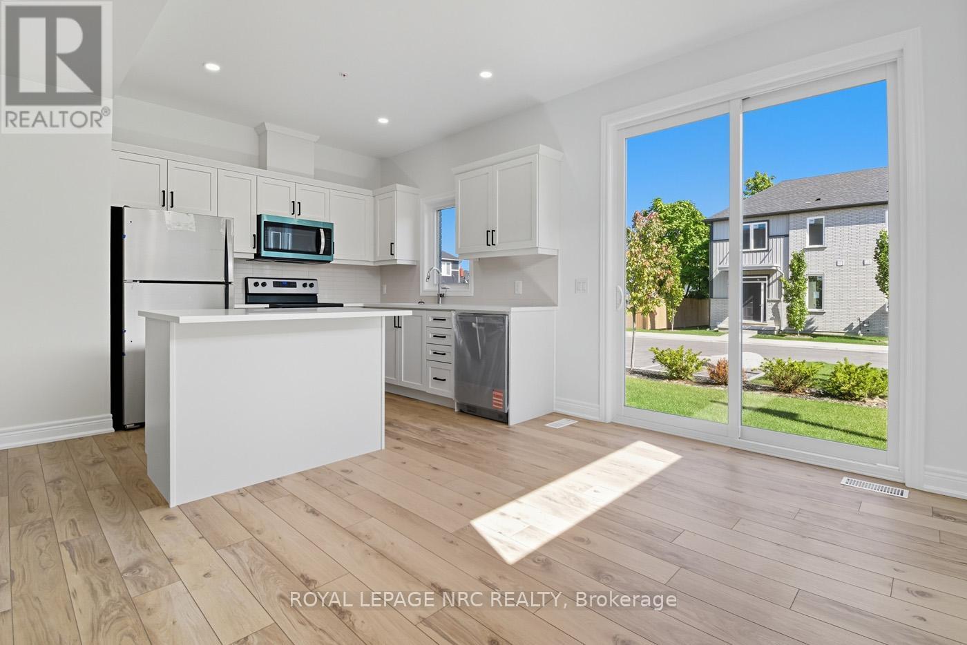 16 - 121A Moffatt Street, St. Catharines (Oakdale), ON - Indoor Photo Showing Kitchen With Upgraded Kitchen