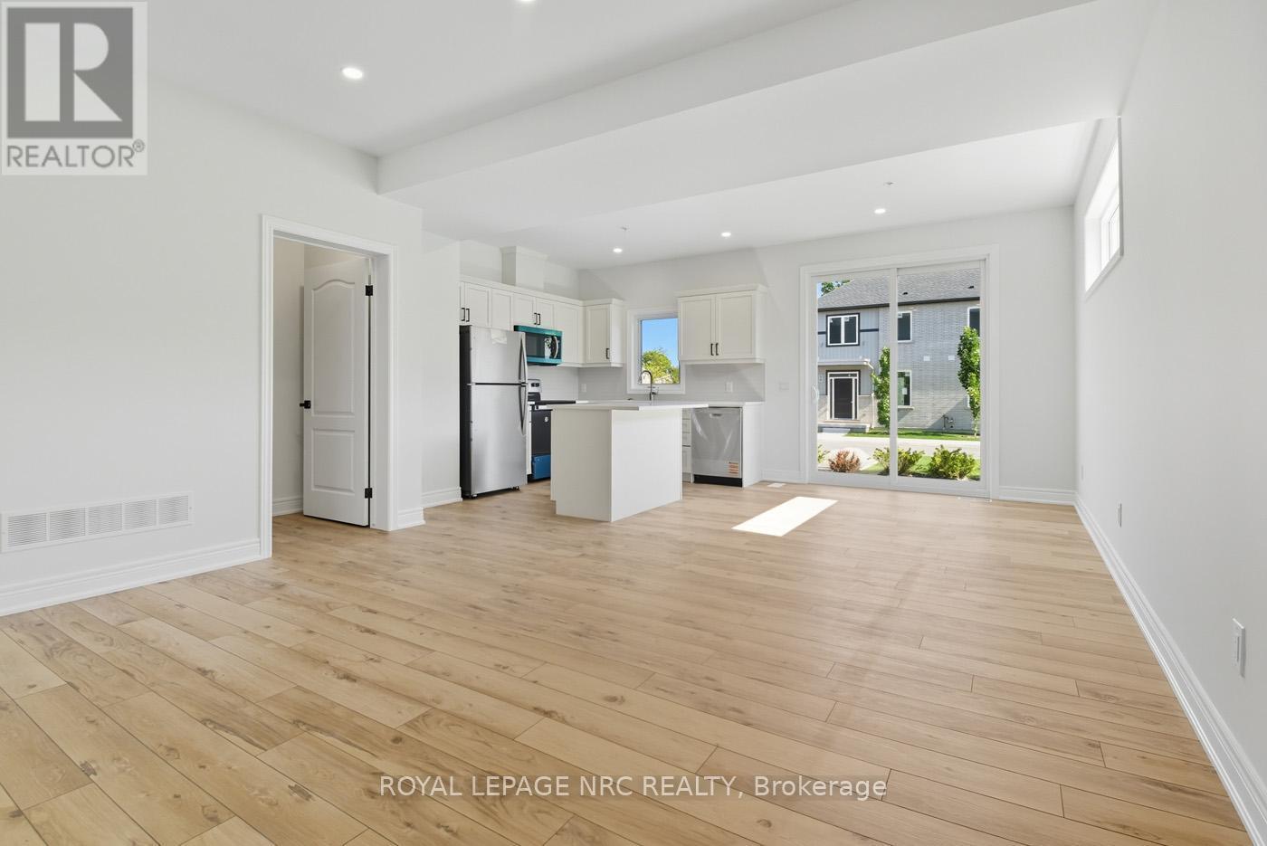 16 - 121A Moffatt Street, St. Catharines (Oakdale), ON - Indoor Photo Showing Kitchen