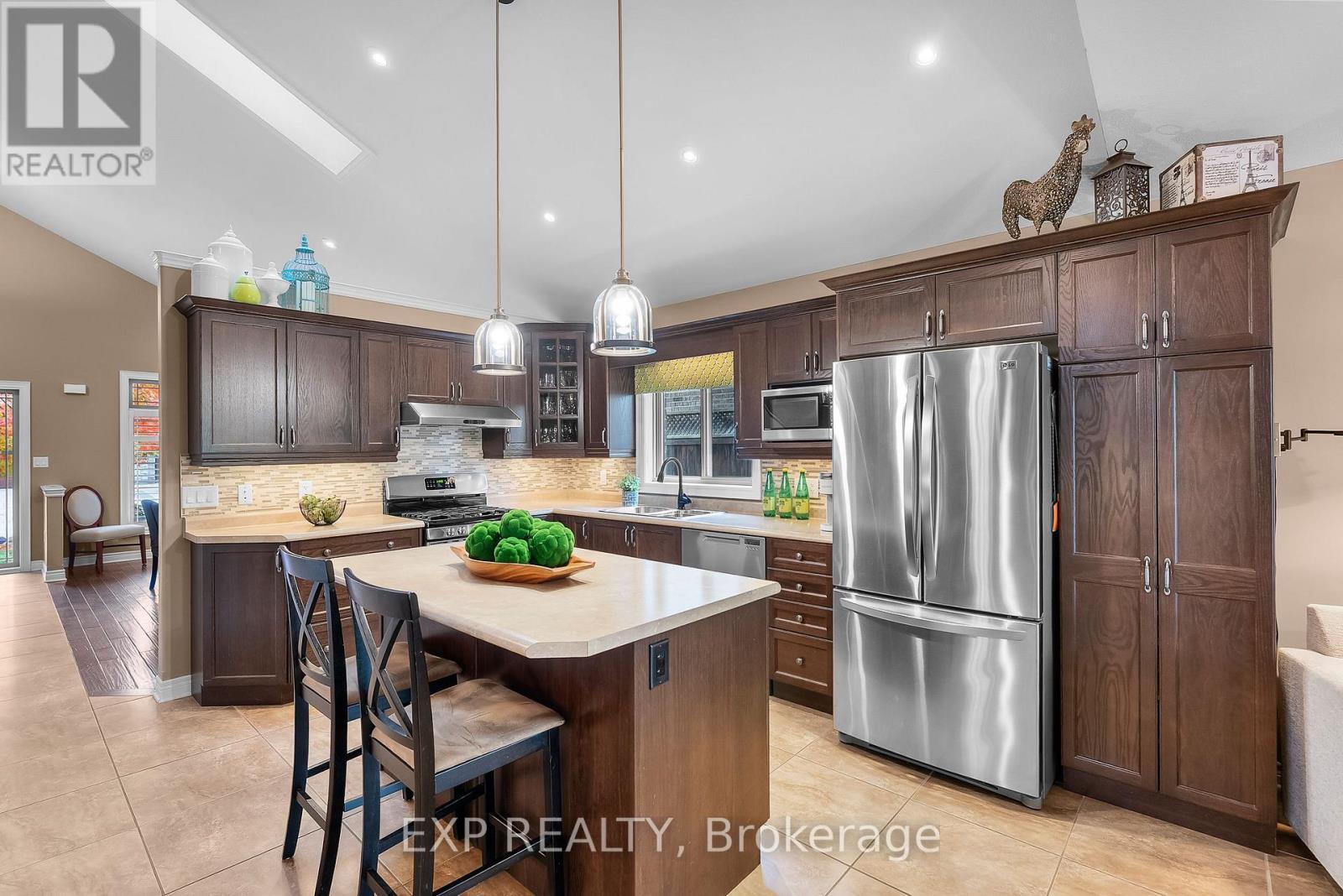 9148 Tapestry Court, Niagara Falls (Forestview), ON - Indoor Photo Showing Kitchen With Stainless Steel Kitchen With Upgraded Kitchen