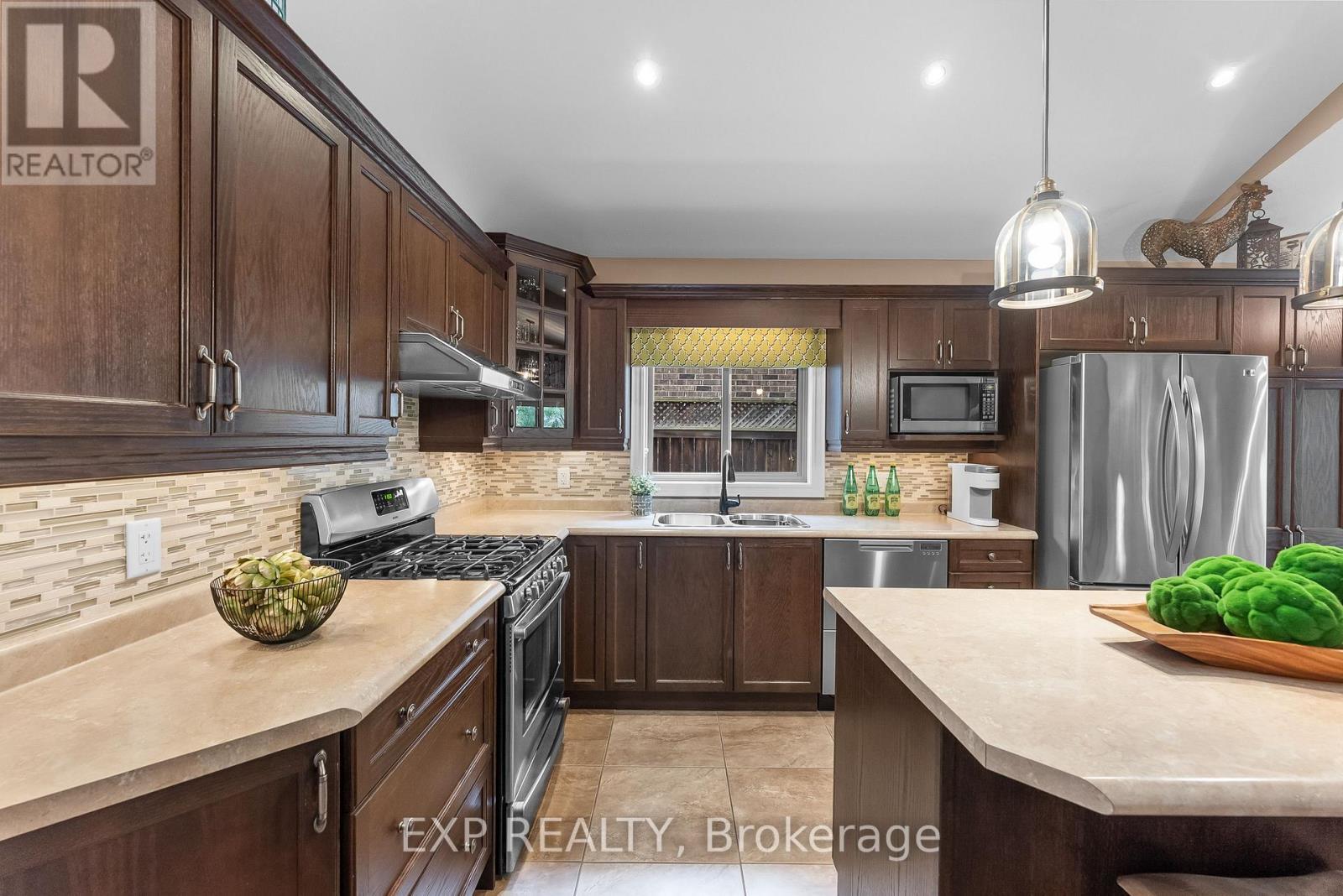 9148 Tapestry Court, Niagara Falls (Forestview), ON - Indoor Photo Showing Kitchen With Stainless Steel Kitchen With Double Sink With Upgraded Kitchen