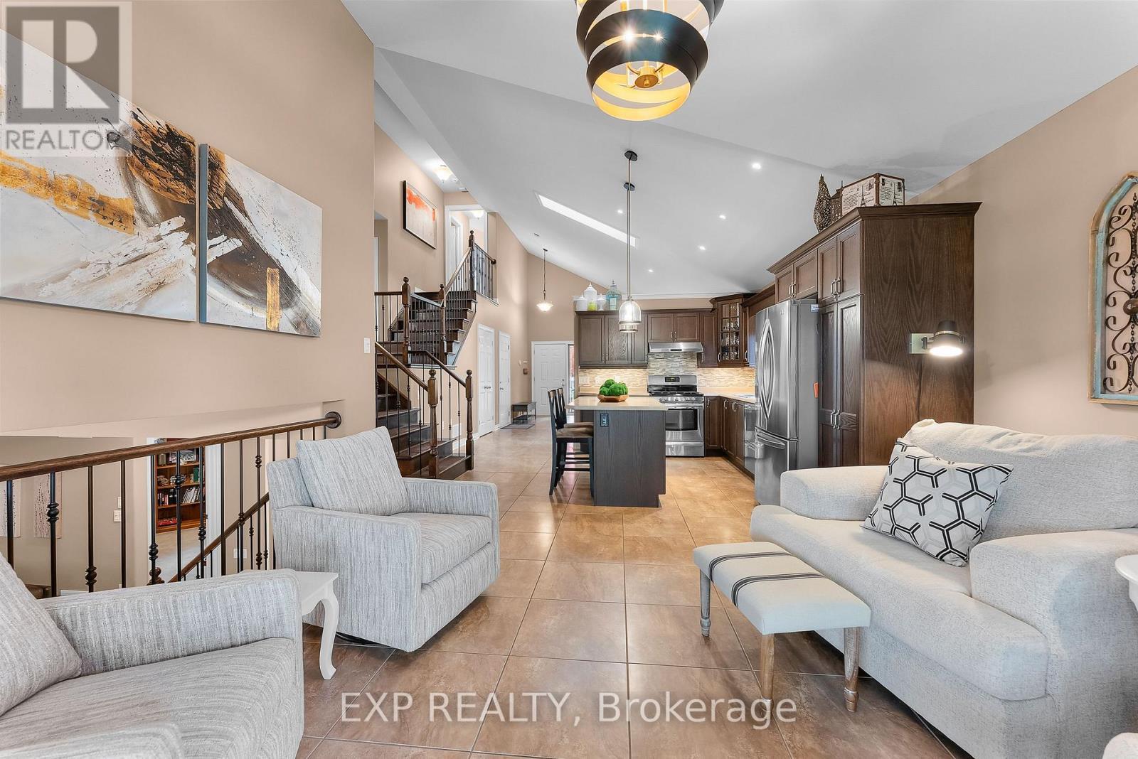 9148 Tapestry Court, Niagara Falls (Forestview), ON - Indoor Photo Showing Living Room