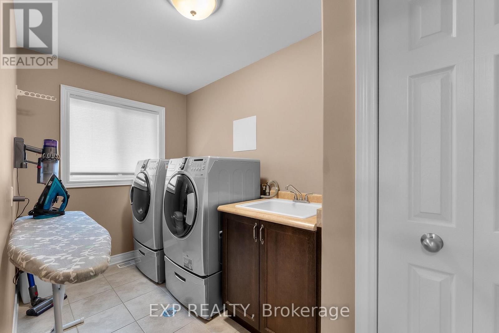 9148 Tapestry Court, Niagara Falls (Forestview), ON - Indoor Photo Showing Laundry Room