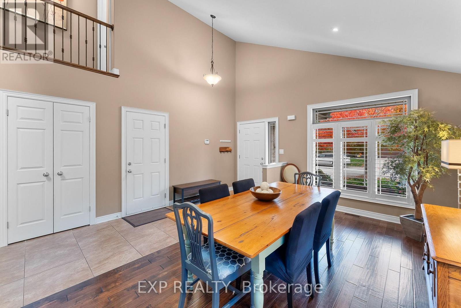 9148 Tapestry Court, Niagara Falls (Forestview), ON - Indoor Photo Showing Dining Room