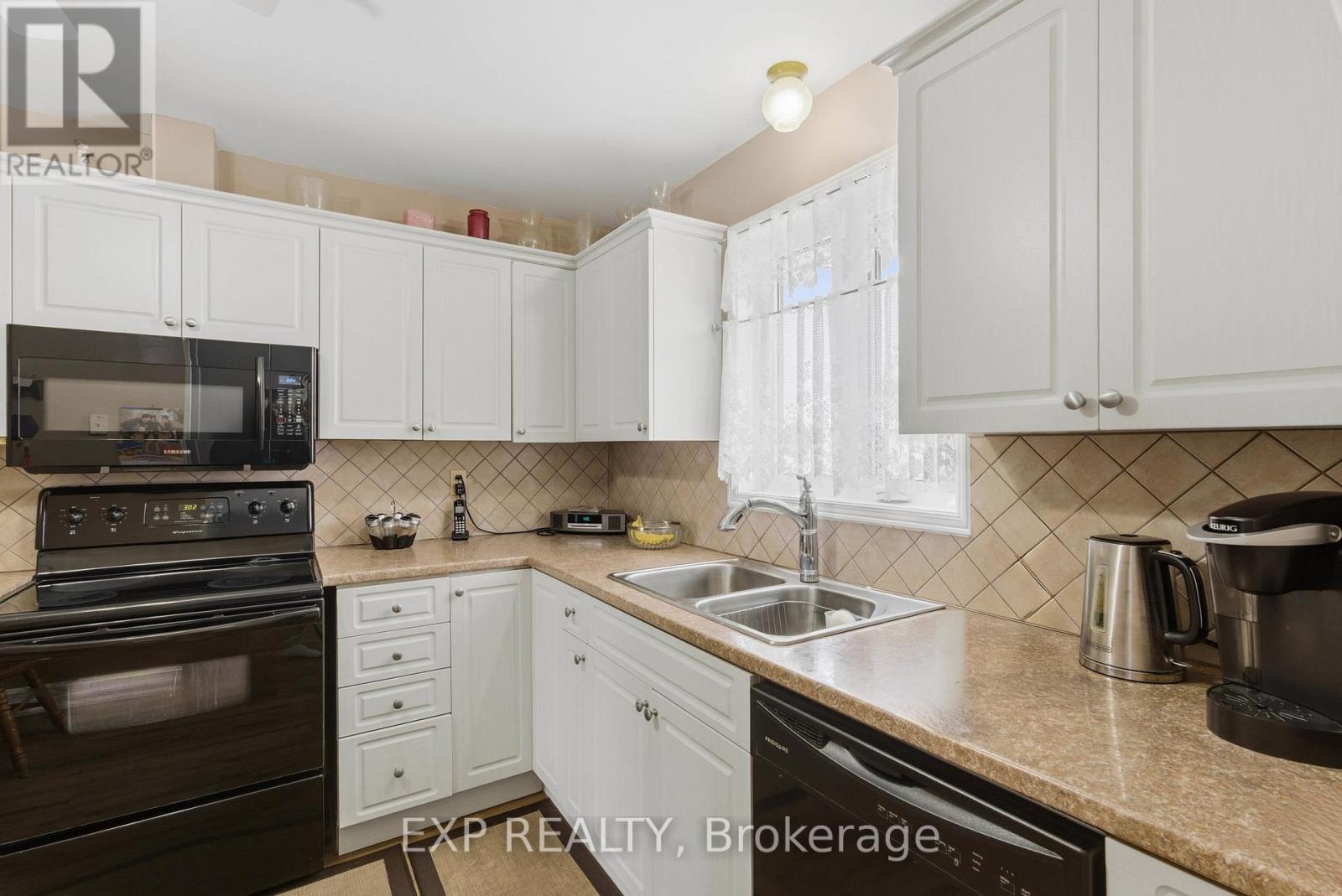 88 - 122 Bunting Road, St. Catharines (E. Chester), ON - Indoor Photo Showing Kitchen With Double Sink