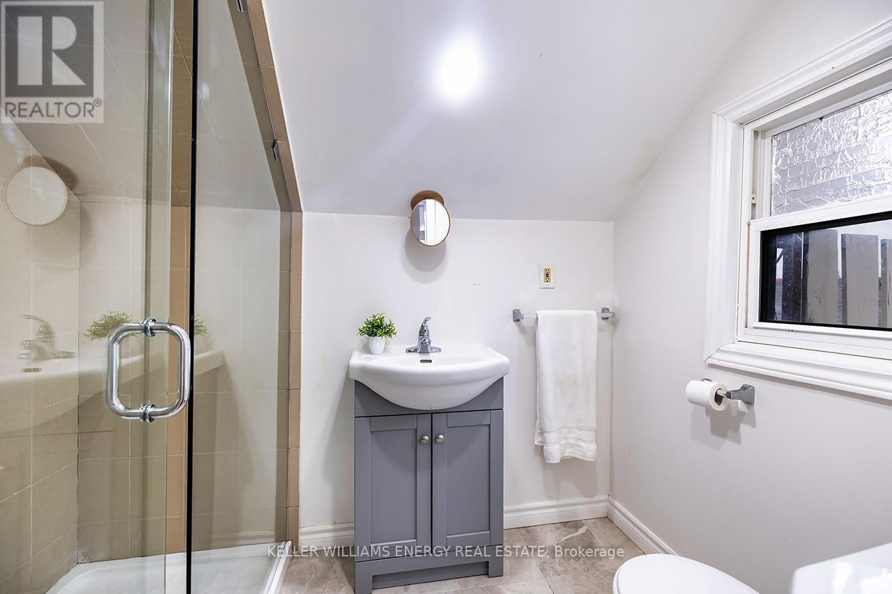 801 Gordon Street, Oshawa (Lakeview), ON - Indoor Photo Showing Bathroom