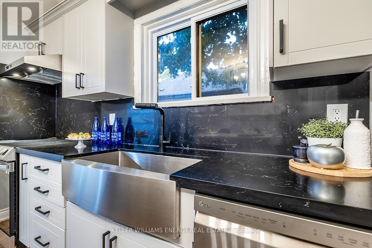 Sleek and Modern - 801 Gordon Street, Oshawa (Lakeview), ON - Indoor Photo Showing Kitchen With Upgraded Kitchen