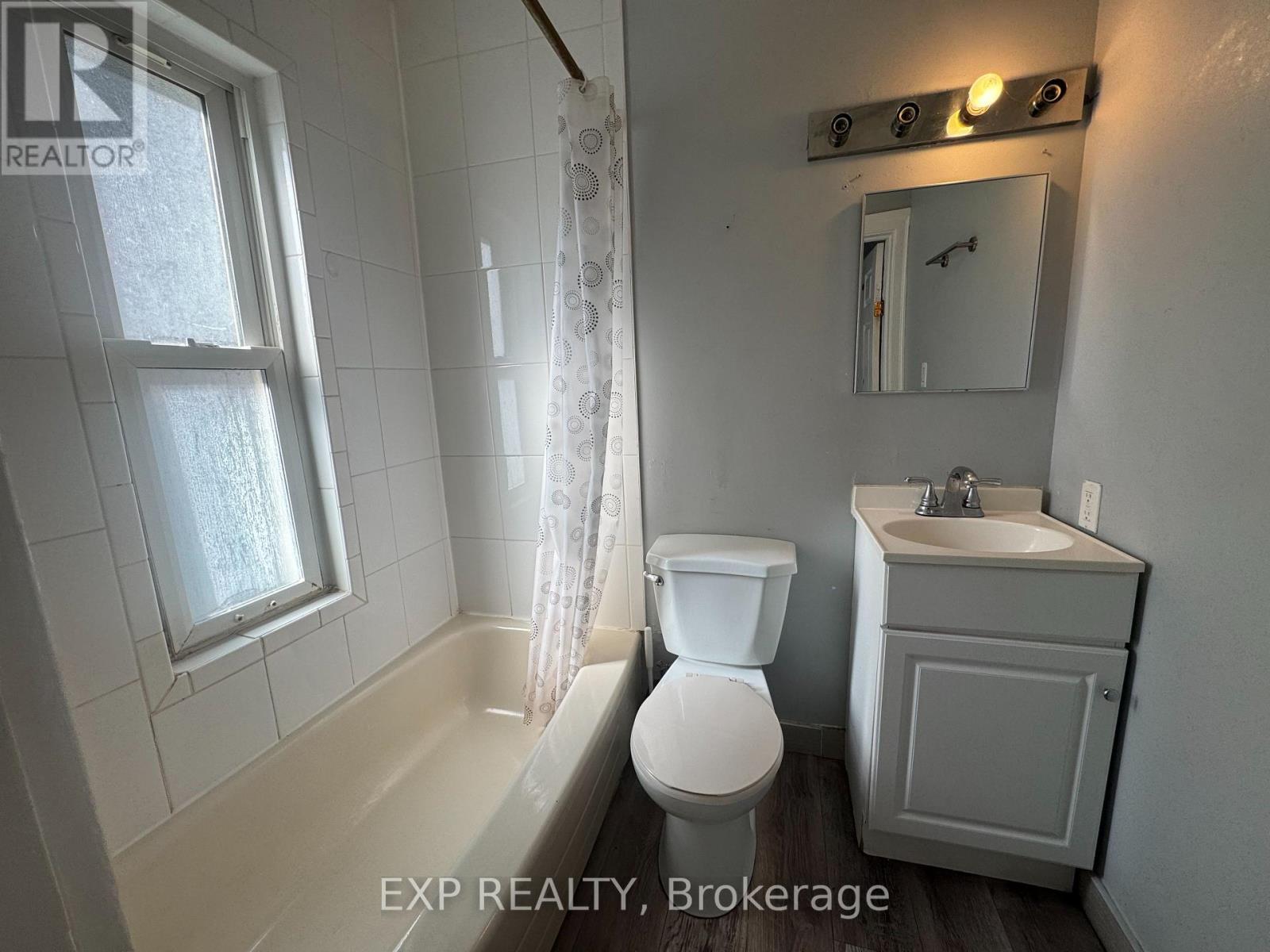5205 Palmer Avenue, Niagara Falls (Downtown), ON - Indoor Photo Showing Bathroom