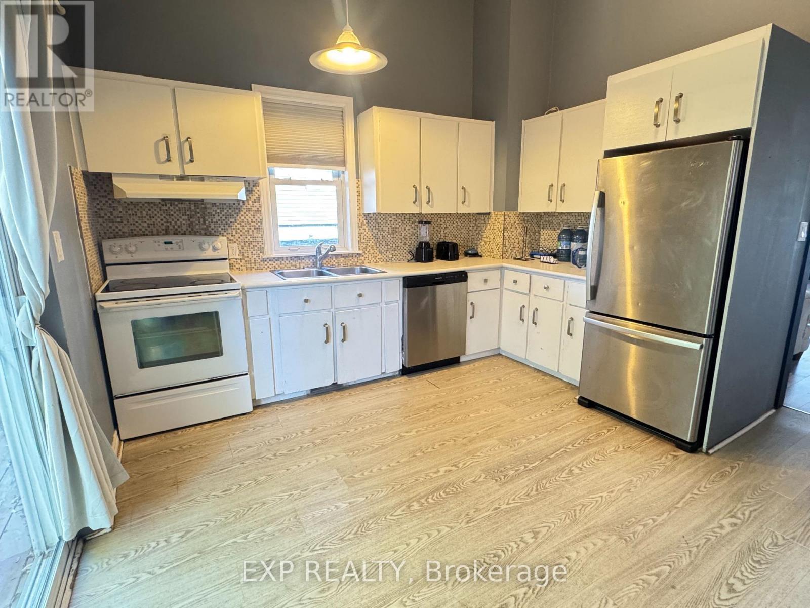 5205 Palmer Avenue, Niagara Falls (Downtown), ON - Indoor Photo Showing Kitchen With Double Sink