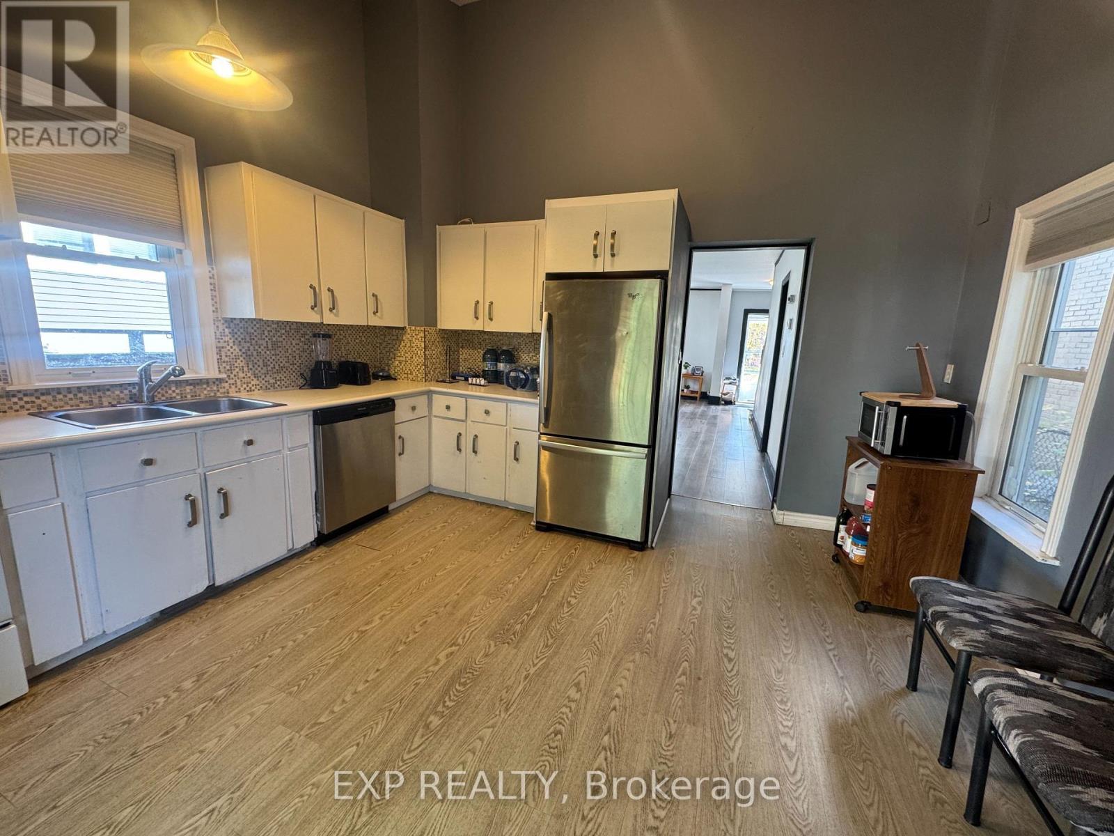 5205 Palmer Avenue, Niagara Falls (Downtown), ON - Indoor Photo Showing Kitchen With Double Sink