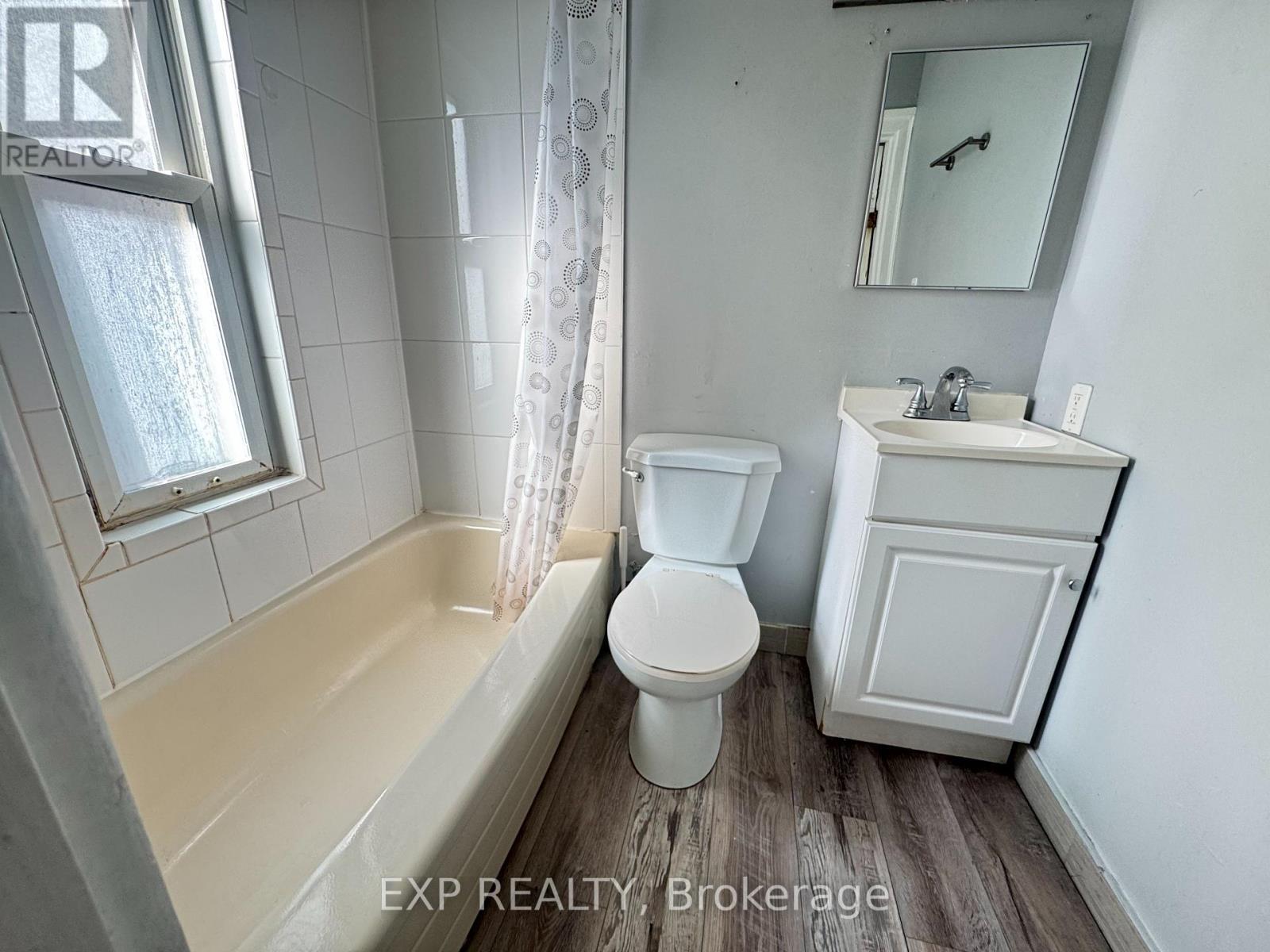 5205 Palmer Avenue, Niagara Falls (Downtown), ON - Indoor Photo Showing Bathroom