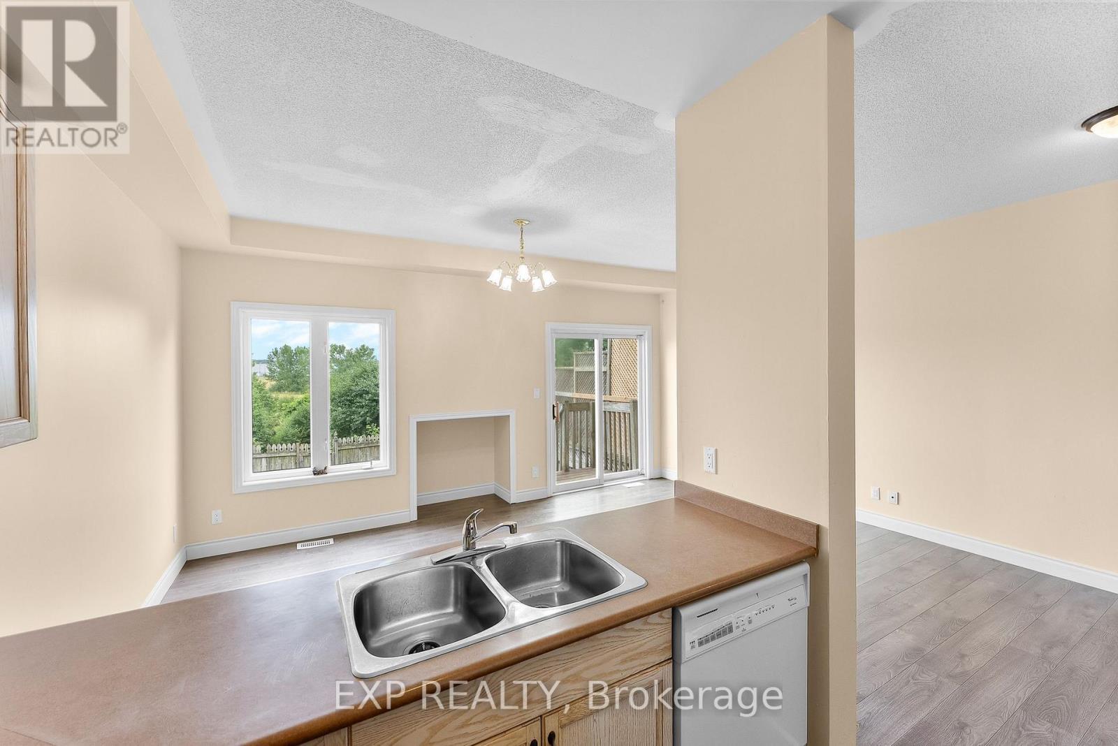 38 Natalie Court, Thorold (Confederation Heights), ON - Indoor Photo Showing Kitchen With Double Sink