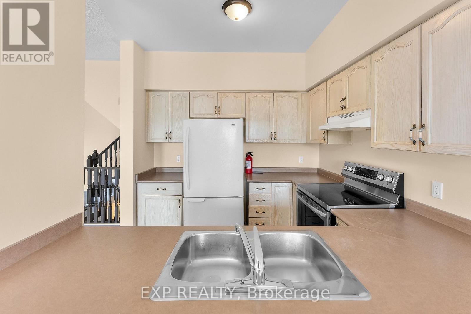 38 Natalie Court, Thorold (Confederation Heights), ON - Indoor Photo Showing Kitchen With Double Sink