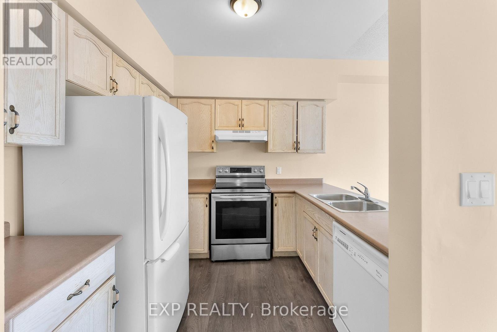 38 Natalie Court, Thorold (Confederation Heights), ON - Indoor Photo Showing Kitchen With Double Sink