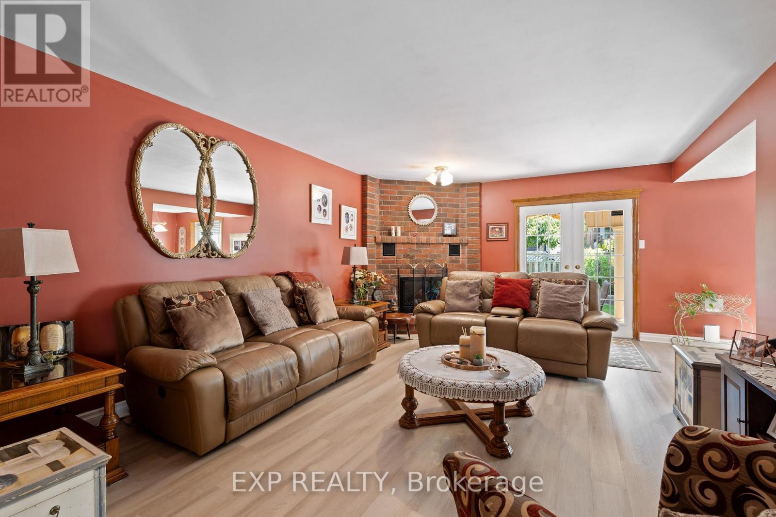 38 Capri Street, Thorold (Confederation Heights), ON - Indoor Photo Showing Living Room