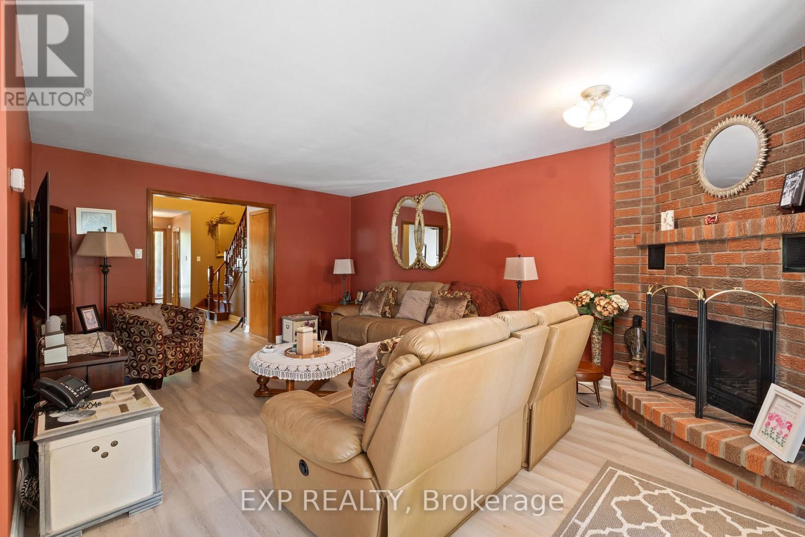 38 Capri Street, Thorold (Confederation Heights), ON - Indoor Photo Showing Living Room With Fireplace