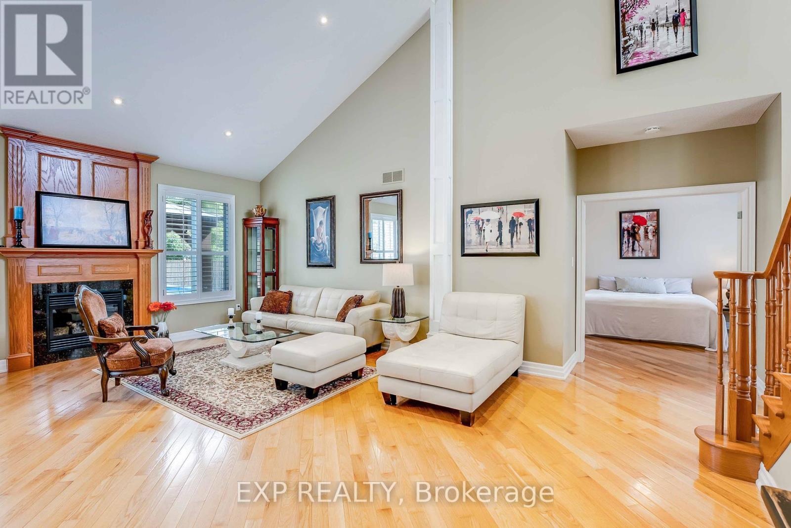 3750 Kalar Road, Niagara Falls (Mt. Carmel), ON - Indoor Photo Showing Living Room With Fireplace