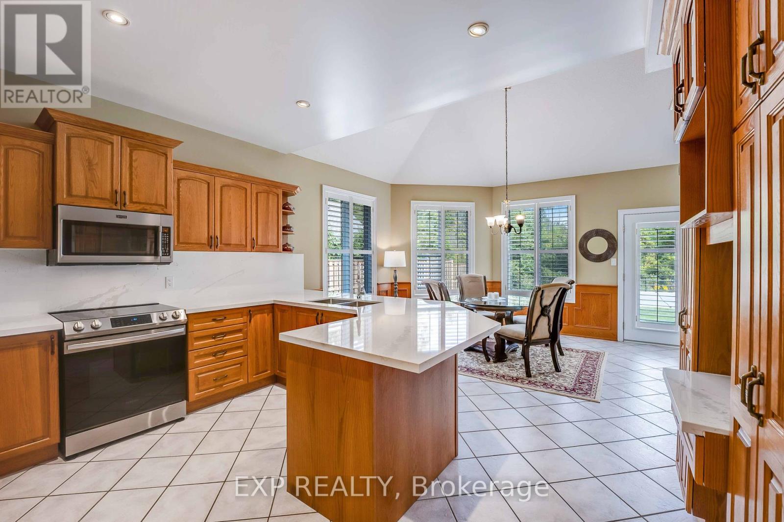 3750 Kalar Road, Niagara Falls (Mt. Carmel), ON - Indoor Photo Showing Kitchen With Double Sink