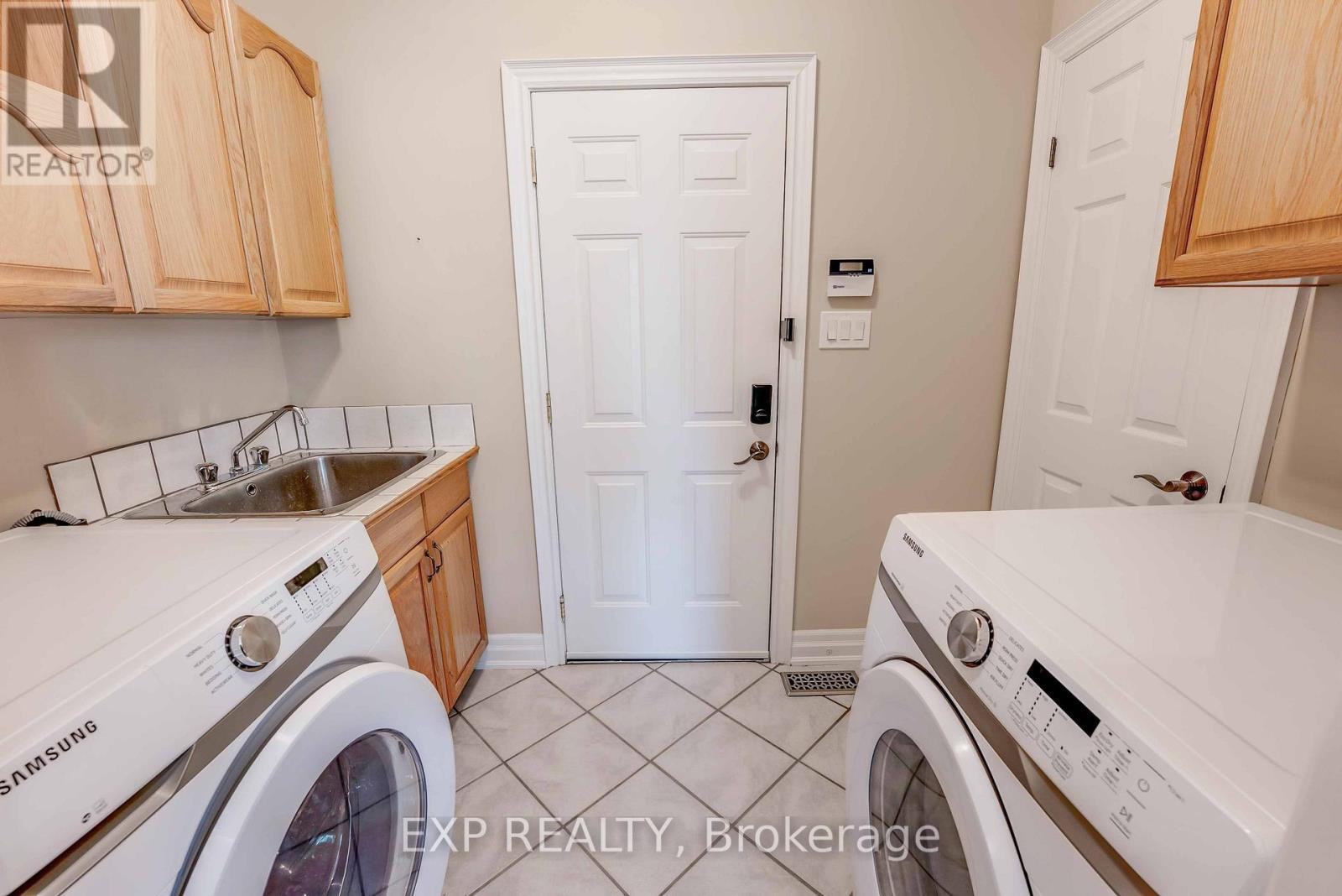 3750 Kalar Road, Niagara Falls (Mt. Carmel), ON - Indoor Photo Showing Laundry Room
