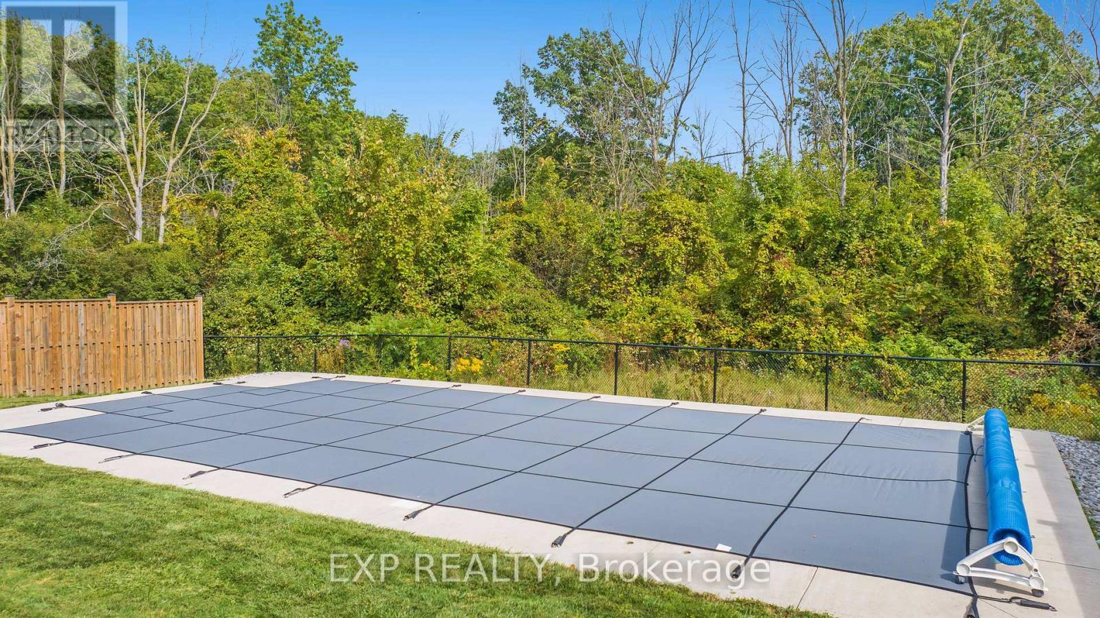 3750 Kalar Road, Niagara Falls (Mt. Carmel), ON - Outdoor With In Ground Pool