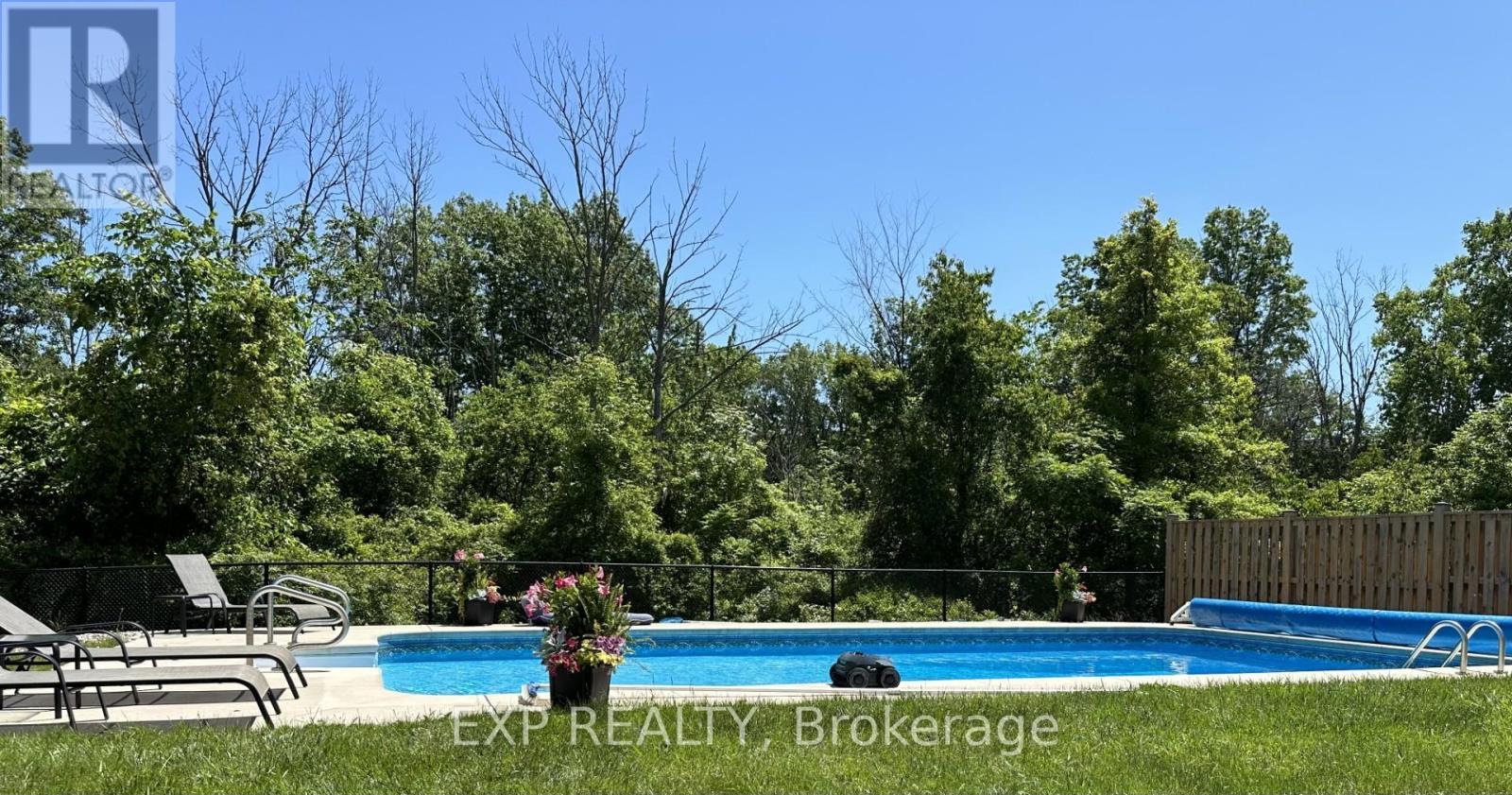 3750 Kalar Road, Niagara Falls (Mt. Carmel), ON - Outdoor With In Ground Pool With Backyard