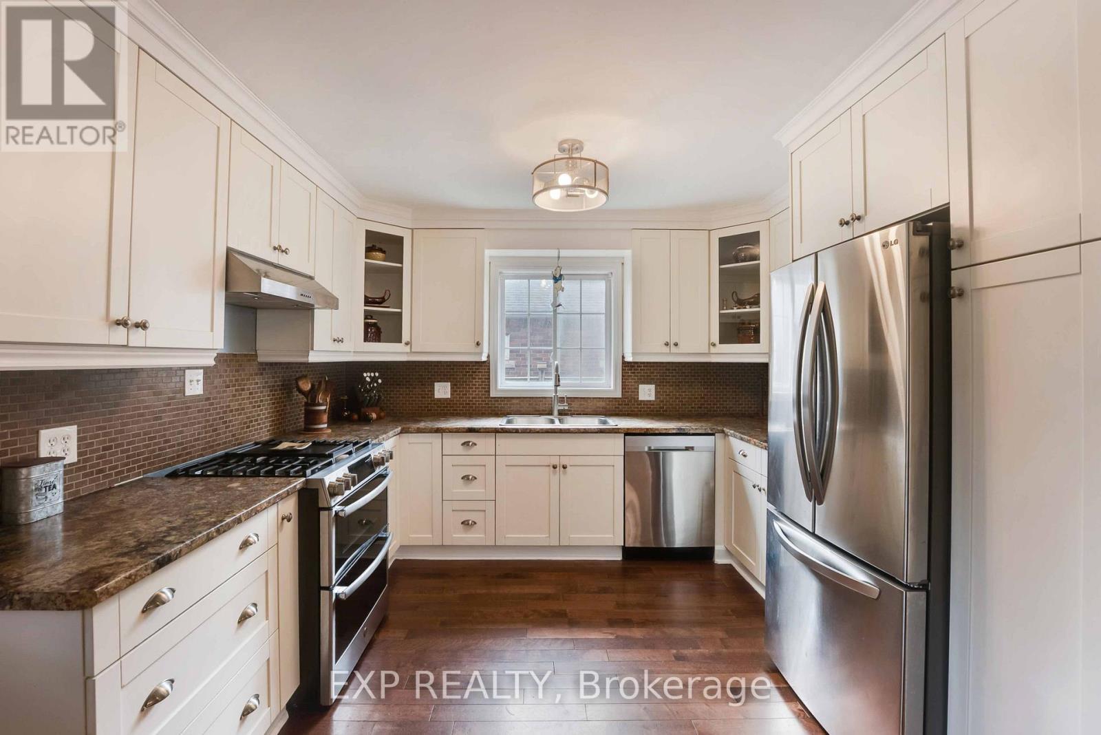 6501 Erwin Crescent, Niagara Falls (Dorchester), ON - Indoor Photo Showing Kitchen With Double Sink