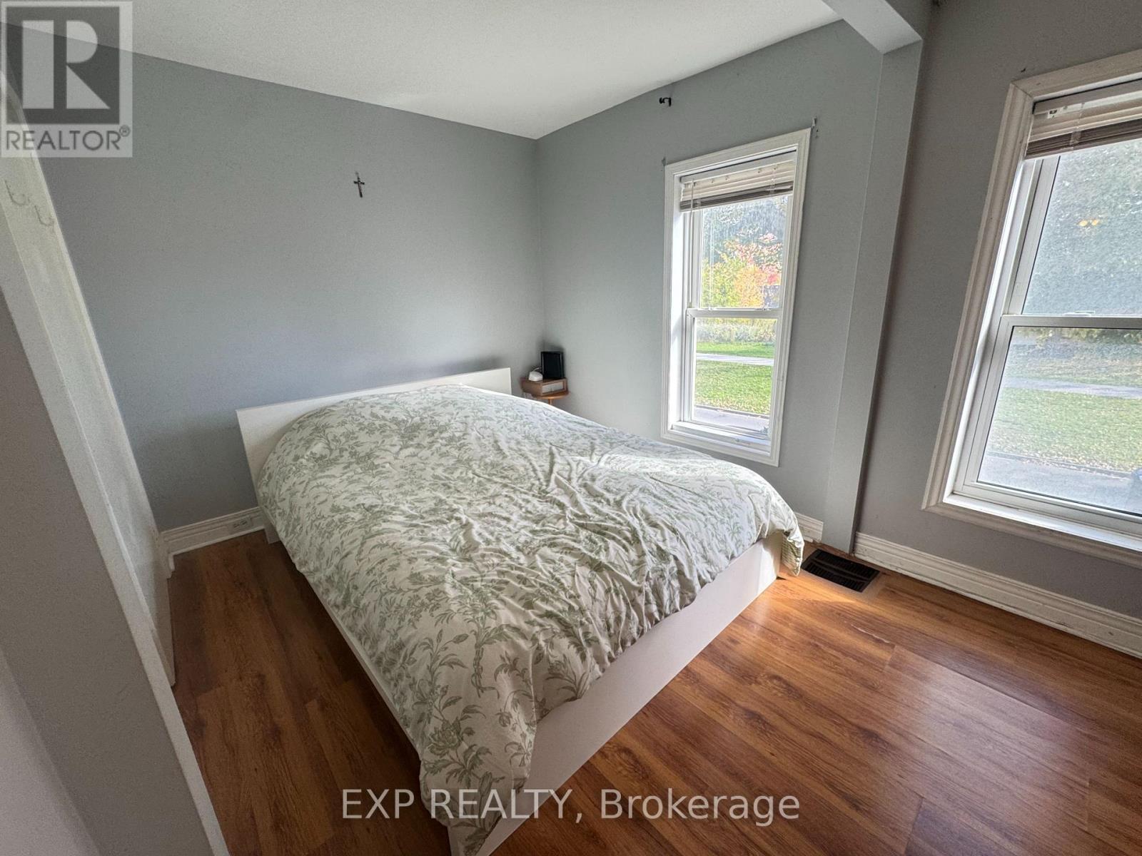 5205 Palmer Avenue, Niagara Falls (Downtown), ON - Indoor Photo Showing Bedroom