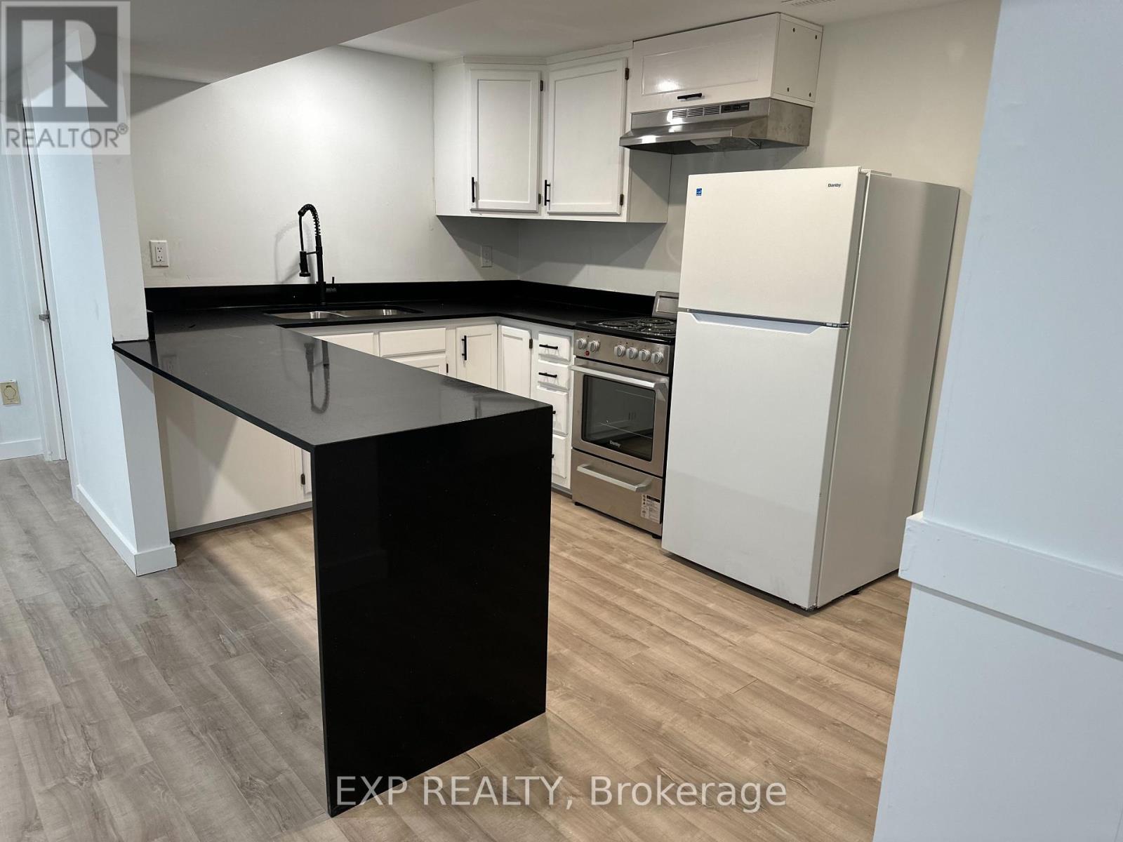 Lower - 90 Commercial Street, Welland (Lincoln/Crowland), ON - Indoor Photo Showing Kitchen