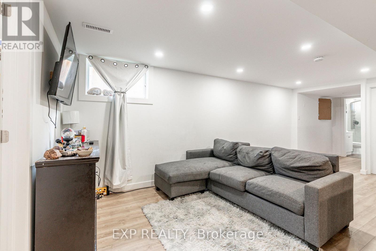 Lower - 90 Commercial Street, Welland (Lincoln/Crowland), ON - Indoor