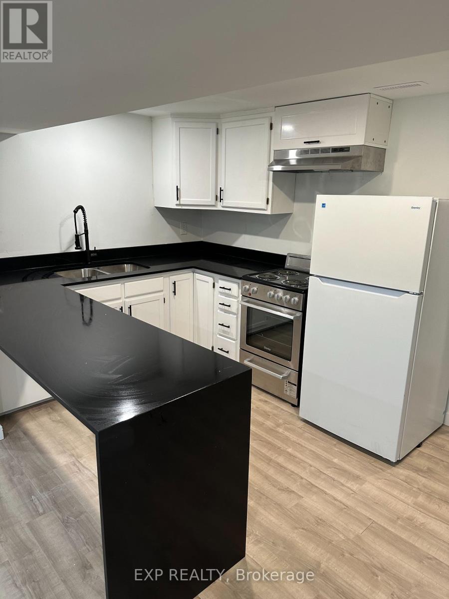 Lower - 90 Commercial Street, Welland (Lincoln/Crowland), ON - Indoor Photo Showing Kitchen