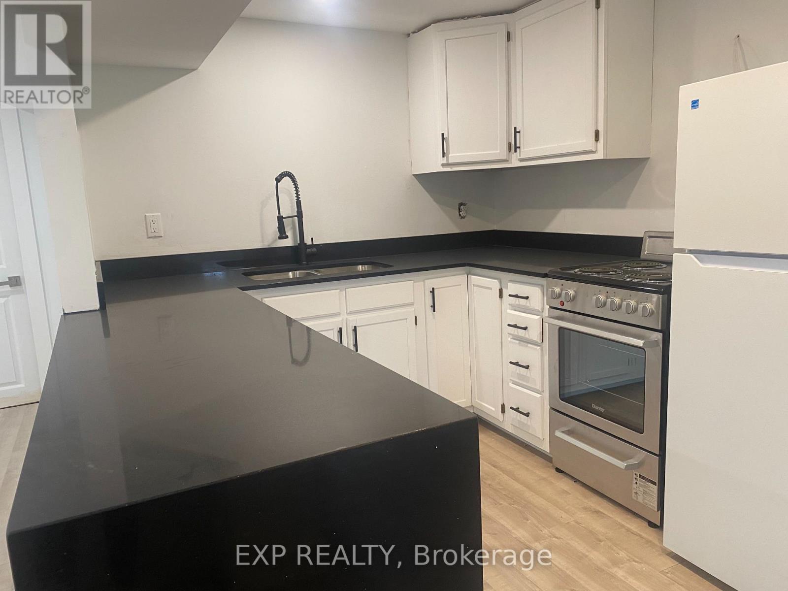 Lower - 90 Commercial Street, Welland (Lincoln/Crowland), ON - Indoor Photo Showing Kitchen