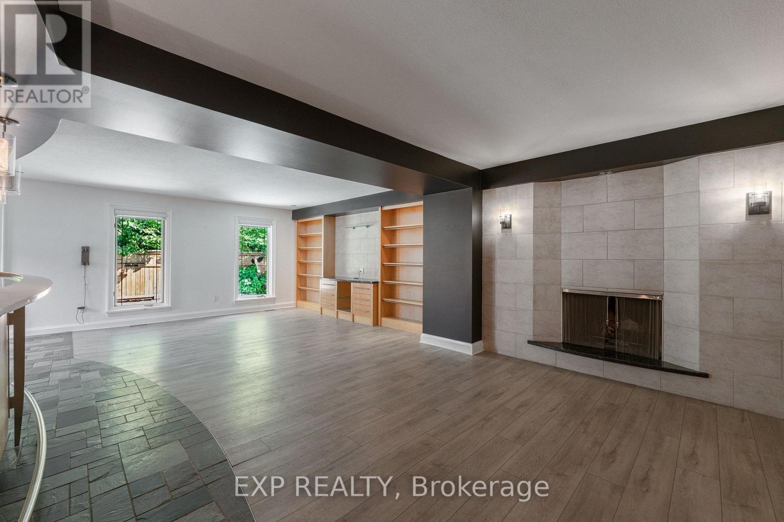 6559 Jupiter Boulevard, Niagara Falls (Stamford), ON - Indoor With Fireplace