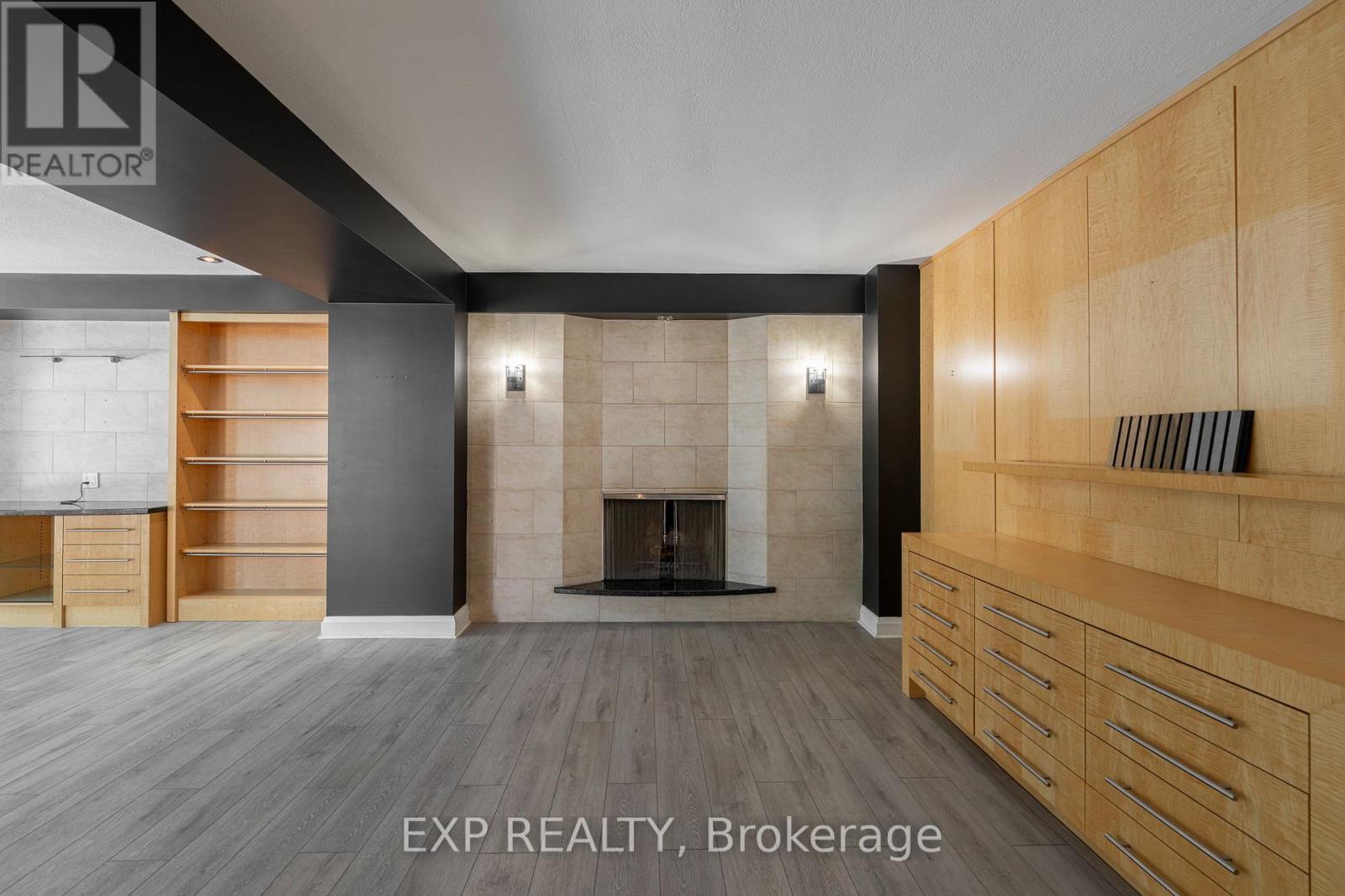 6559 Jupiter Boulevard, Niagara Falls (Stamford), ON - Indoor Photo Showing Other Room With Fireplace